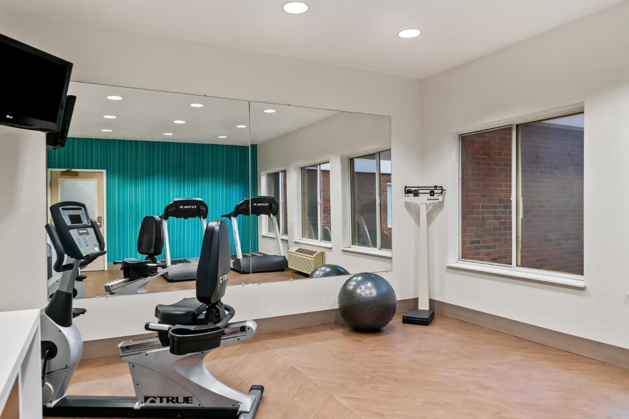 Holiday Inn Express Hotel & Suites Marion By Ihg Exteriör bild